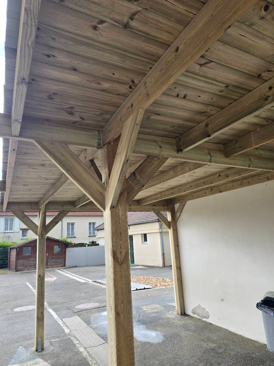 Vue de dessous de la charpente du carport de l’École Maternelle du Pont Marquant