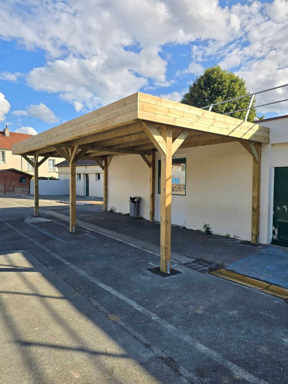 Carport bois indépendant installé sans contact avec le mur de l’École Maternelle du Pont Marquant au Perray-en-Yvelines