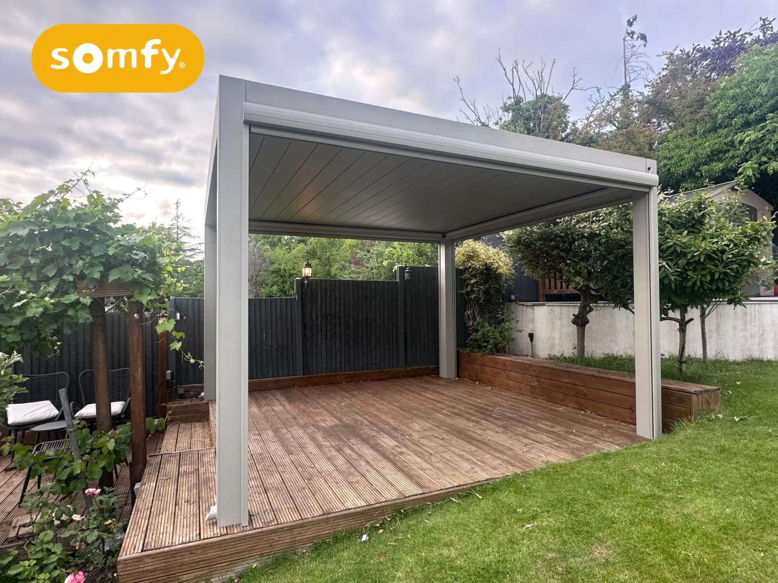 Vue de la terrasse sous une pergola bioclimatique aluminium avec toiture fermée