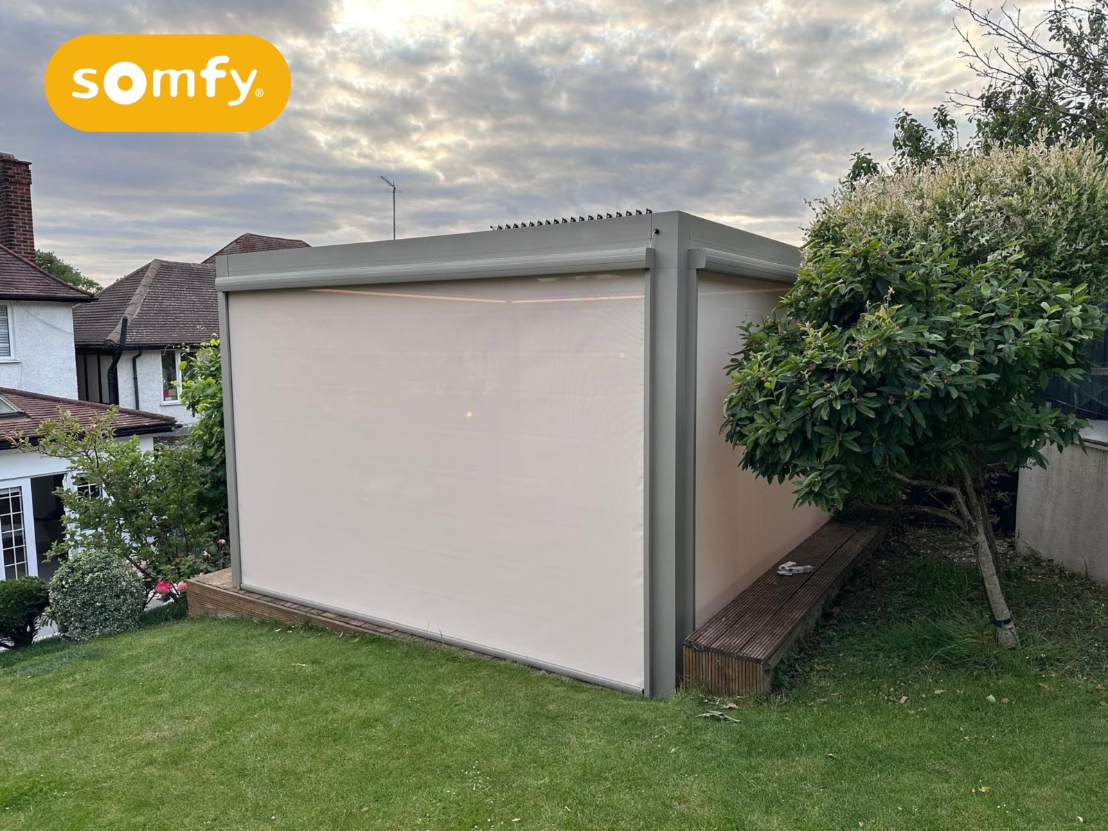 Pergola aluminium équipée de stores ZIP latéraux baissés
